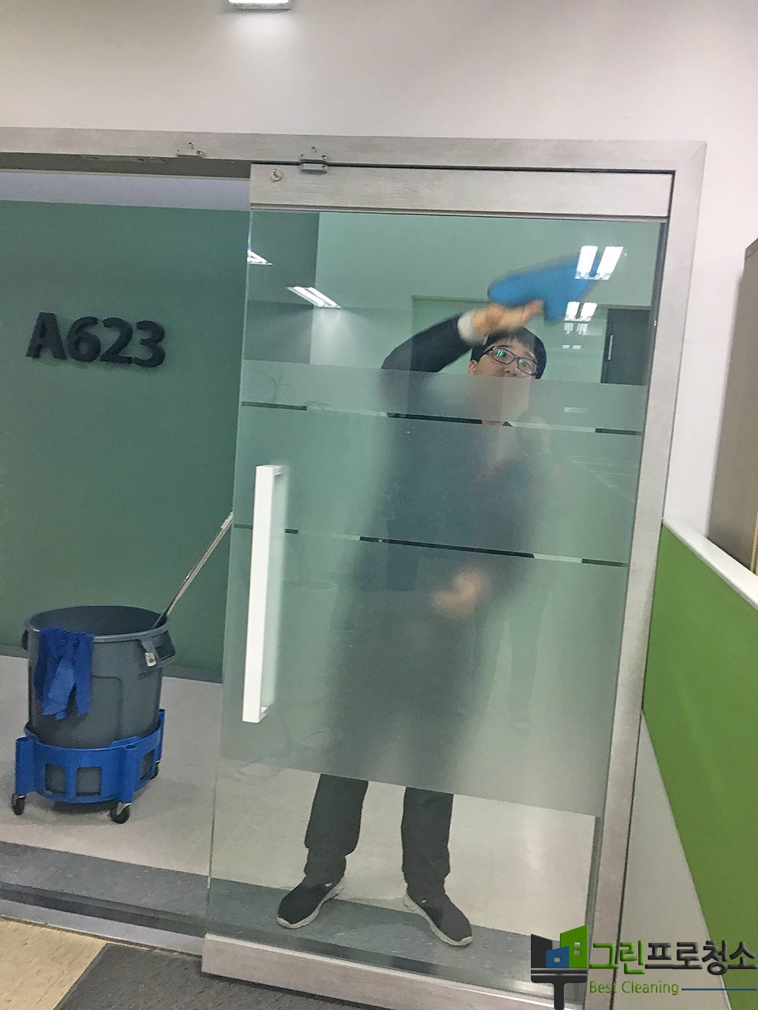 청소팀이 수작업으로 창틀 청소하는 장면
