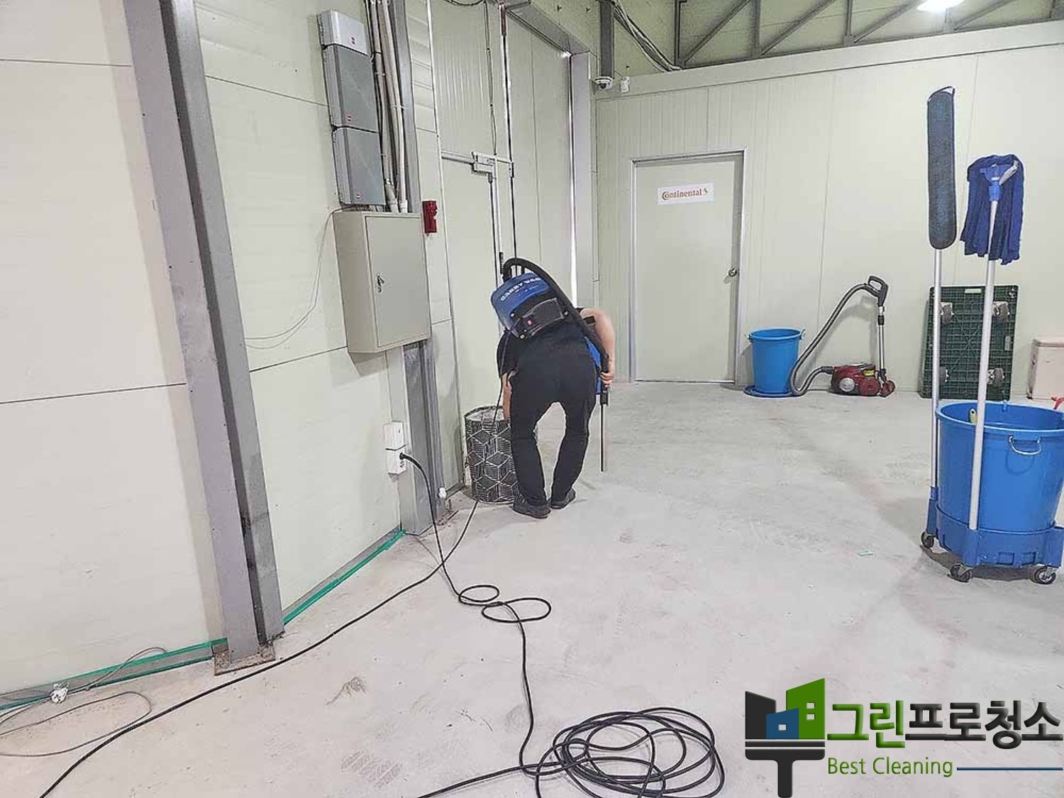 청소 전후 창고 바닥 비교 이미지