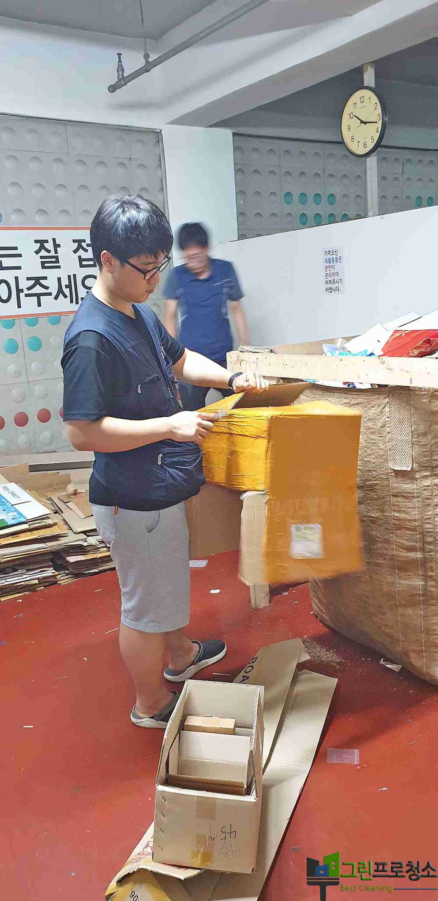 열람실 책상 청소